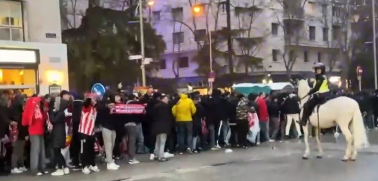 馬競球迷進入伯納烏時向人群投擲雜物，導致安保對其進行脫鞋檢查