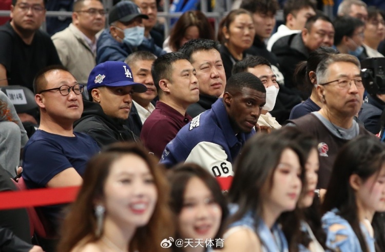 真籃球迷！國安外援法比奧攜玉昆外援科斯塔來到五棵松觀戰(zhàn)CBA