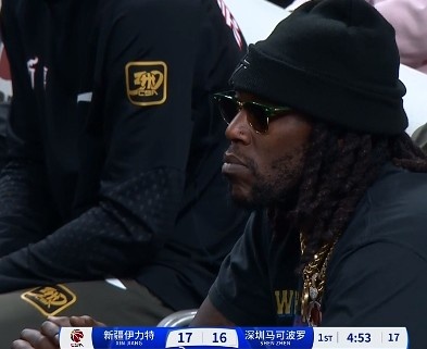 哦呦？你來了！新疆新外援哈雷爾場邊觀戰(zhàn)新疆主場vs深圳的比賽