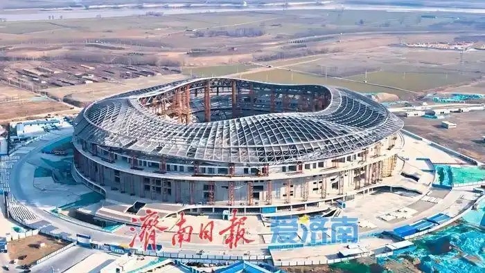 魯媒：戴上1.6萬(wàn)噸“鋼鐵巨冠”，黃河體育中心球場(chǎng)完成屋蓋施工