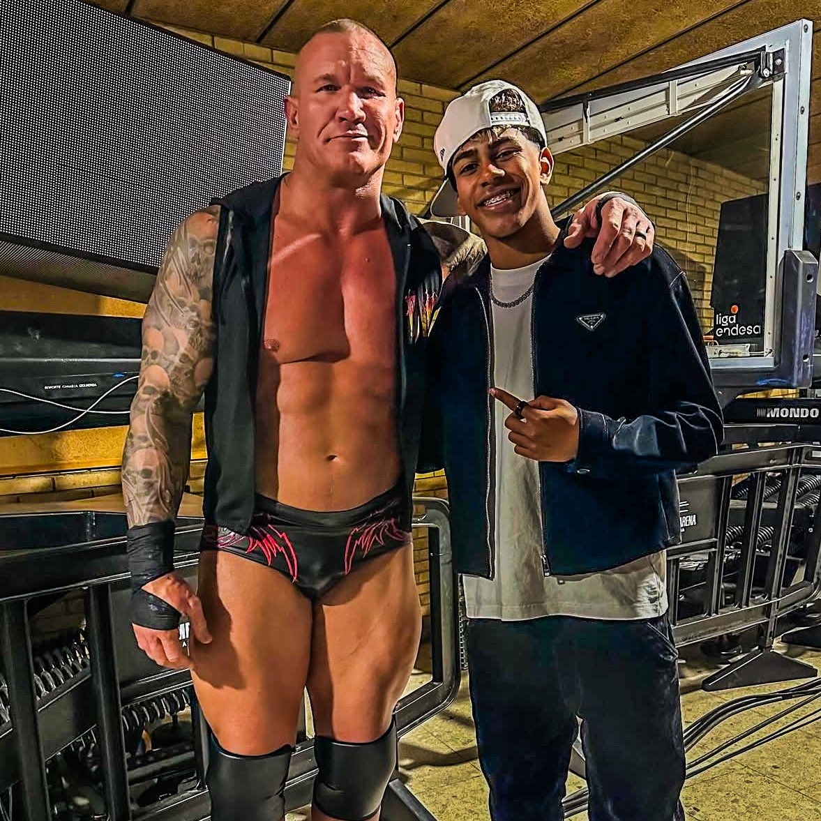 小心RKO！亞馬爾現(xiàn)場觀戰(zhàn)WWE，和奧爾頓、Triple H等合影