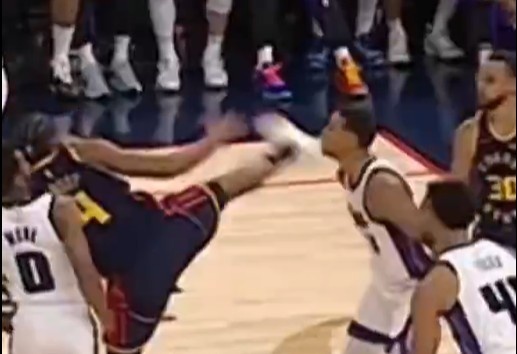 抬腳過高踢到了對手下巴！NBA官方：穆迪這一動(dòng)作被判1級(jí)惡犯