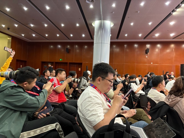 萬眾矚目！記者擠滿國足賽前新聞發(fā)布廳，賽場記者預(yù)計超300人