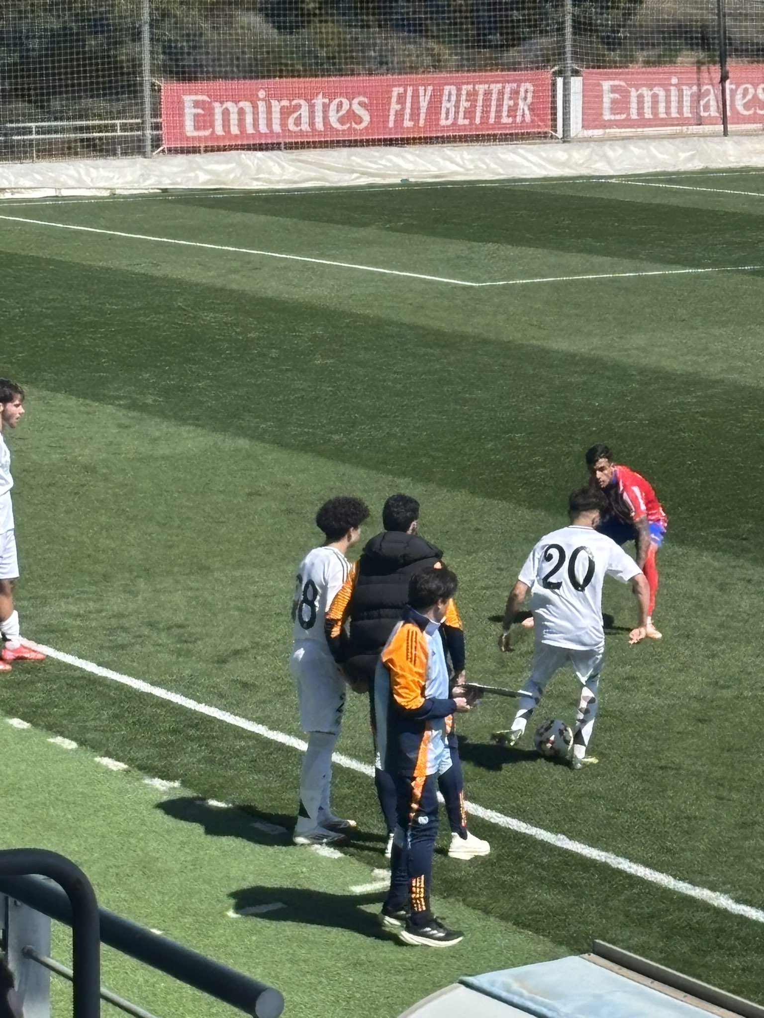 天賦滿滿！馬塞洛15歲兒子恩佐皇馬U19首秀，登場(chǎng)5分鐘腳后跟助攻