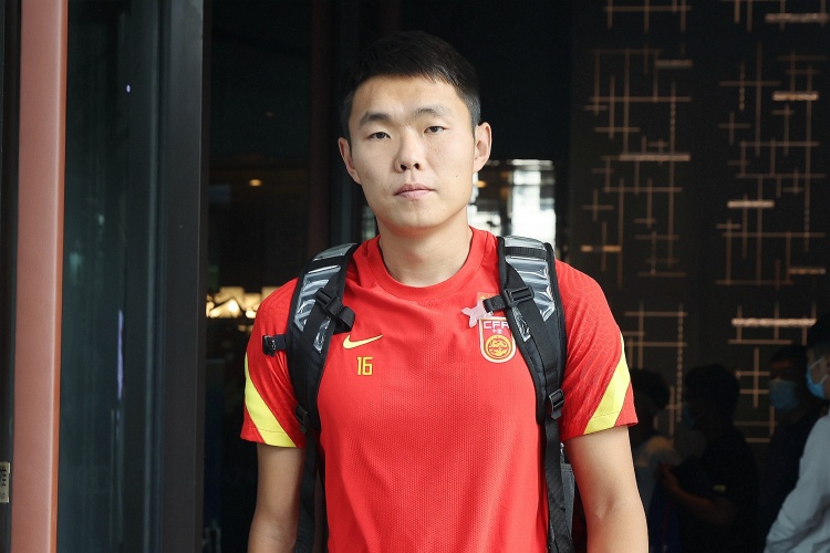 媒體人：國足征召5名邊后衛(wèi)真的有必要嗎？中場堆積眾多8號位