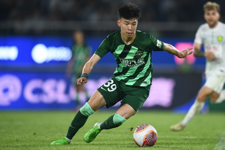 打幾分？浙江小將王鈺棟半場數(shù)據(jù)：觸球19次，2次射門0射正