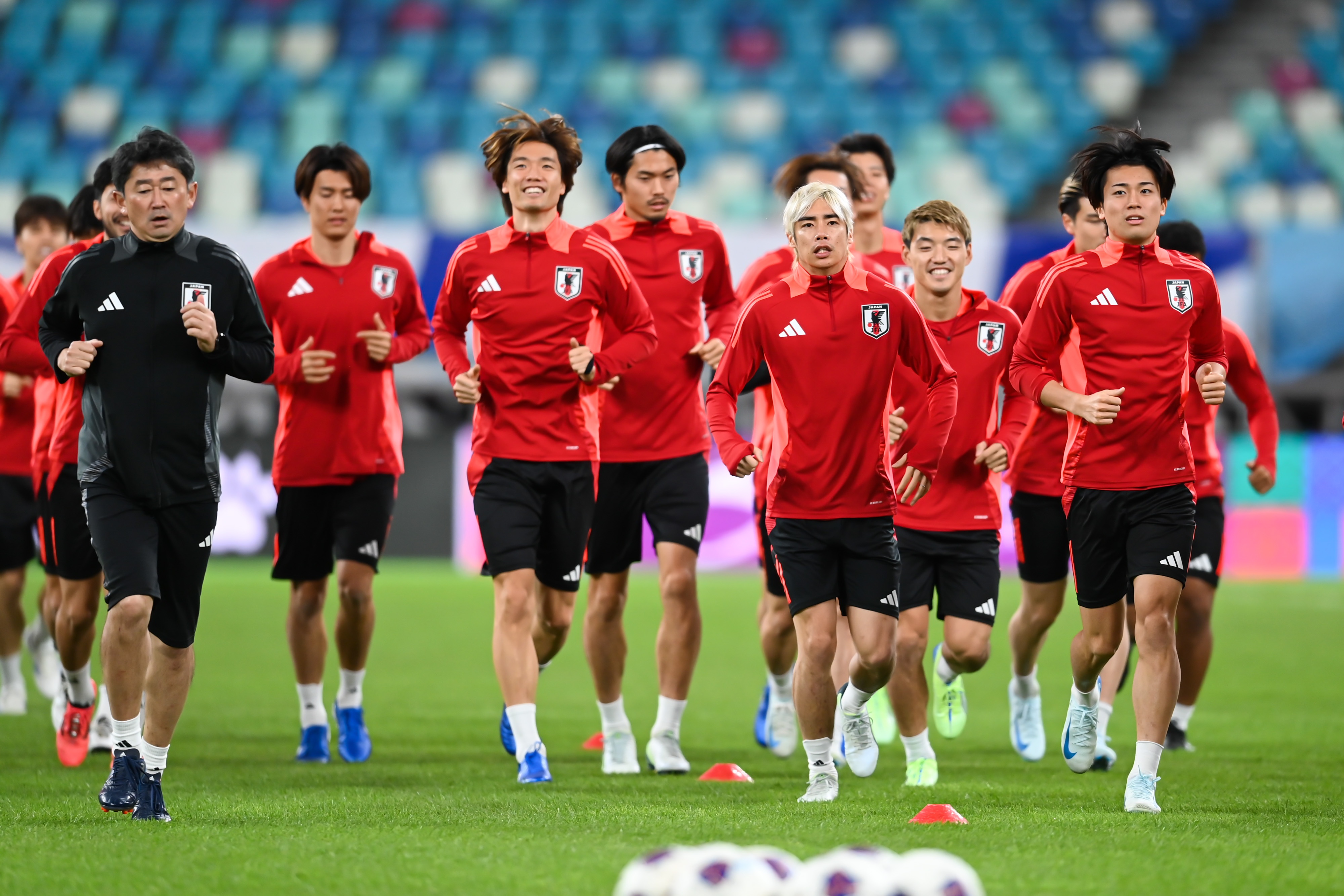 日媒：日本隊(duì)今日進(jìn)行賽前一日踩場訓(xùn)練，三笘薰和長友佑都缺席