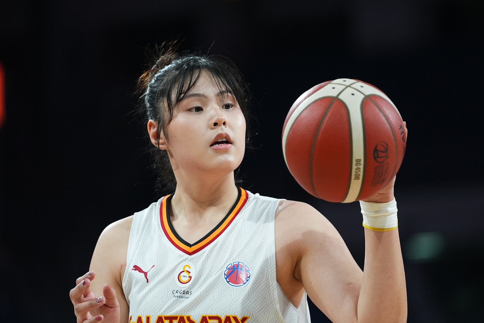 穩(wěn)定高效！李月汝9中6得到18分10板1助2斷1帽 罰球6中6